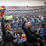 Miembros del Parlamento elegidos en 2015 protestaron ayer contra el fraude protagonizado por Maduro