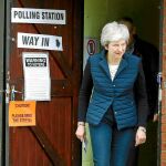 La «premier» Theresa May acude ayer a votar a un colegio en Thames Valley / Ap