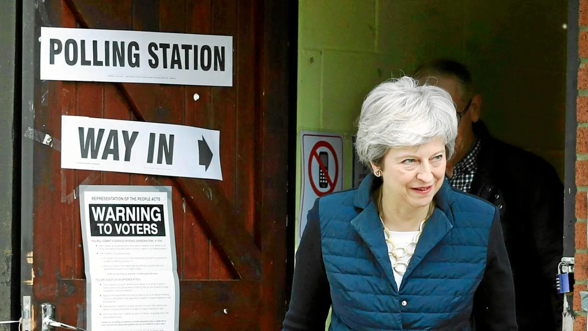 La «premier» Theresa May acude ayer a votar a un colegio en Thames Valley / Ap