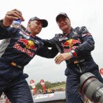 El español Carlos Sainz (d) (Peugeot) celebra junto a su copiloto Lucas Cruz (i) luego de ganar el Dakar 2018 hoy, sábado 20 de enero de 2018. EFE/David Fernández