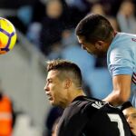 Cristiano Ronaldo (i), pelea un balón ante el defensa argentino del Celta De Vigo Gustavo Cabral. EFE/Lavandeira jr