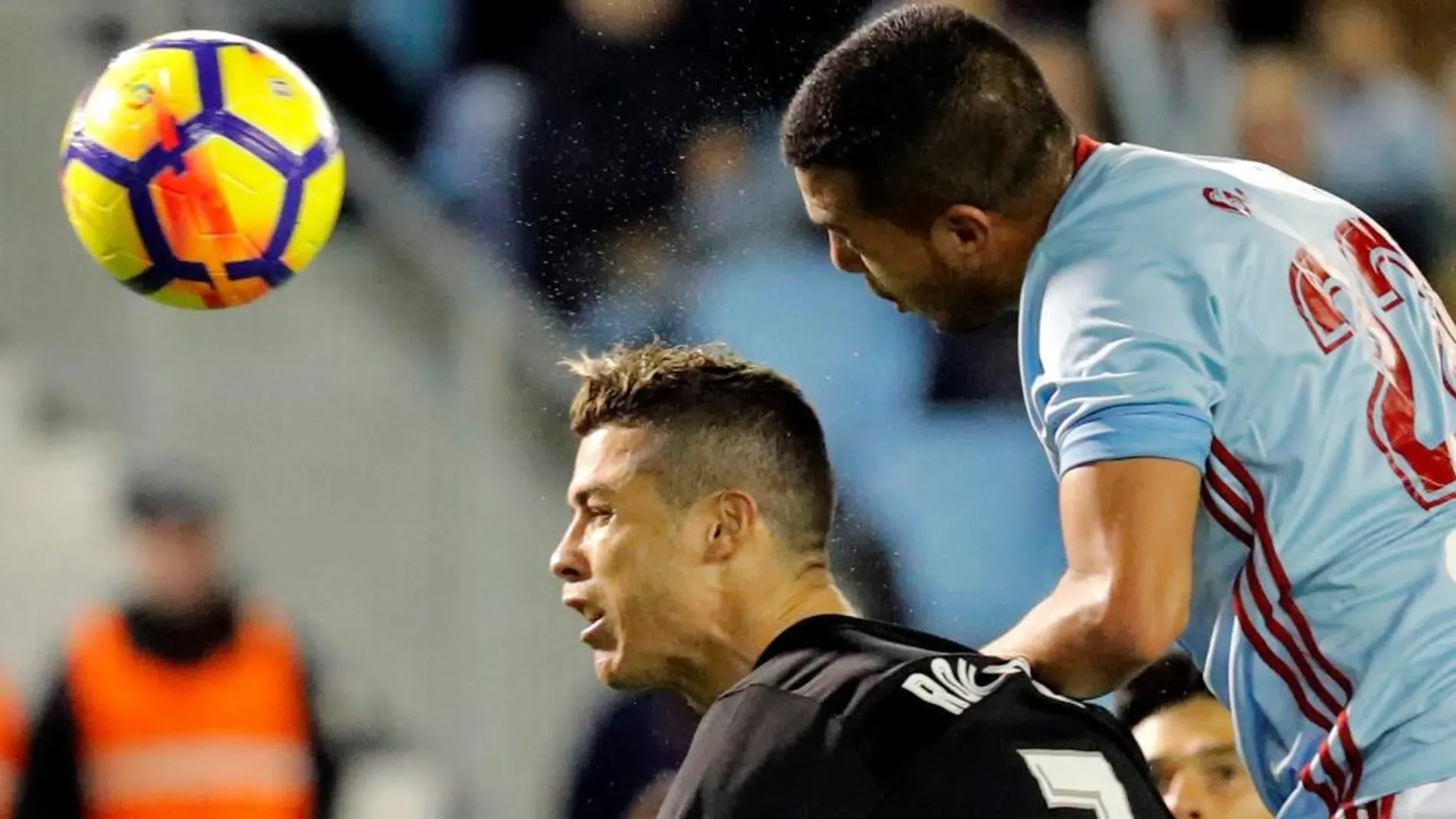 Cristiano Ronaldo (i), pelea un balón ante el defensa argentino del Celta De Vigo Gustavo Cabral. EFE/Lavandeira jr