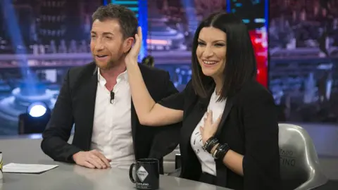 Laura Pausini coqueteó con Pablo Motos en «El Hormiguero»