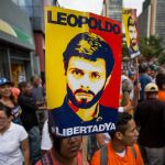 Simpatizantes de Leopoldo López se manifiestan en las afueras del Palacio de Justicia de Caracas (Venezuela).