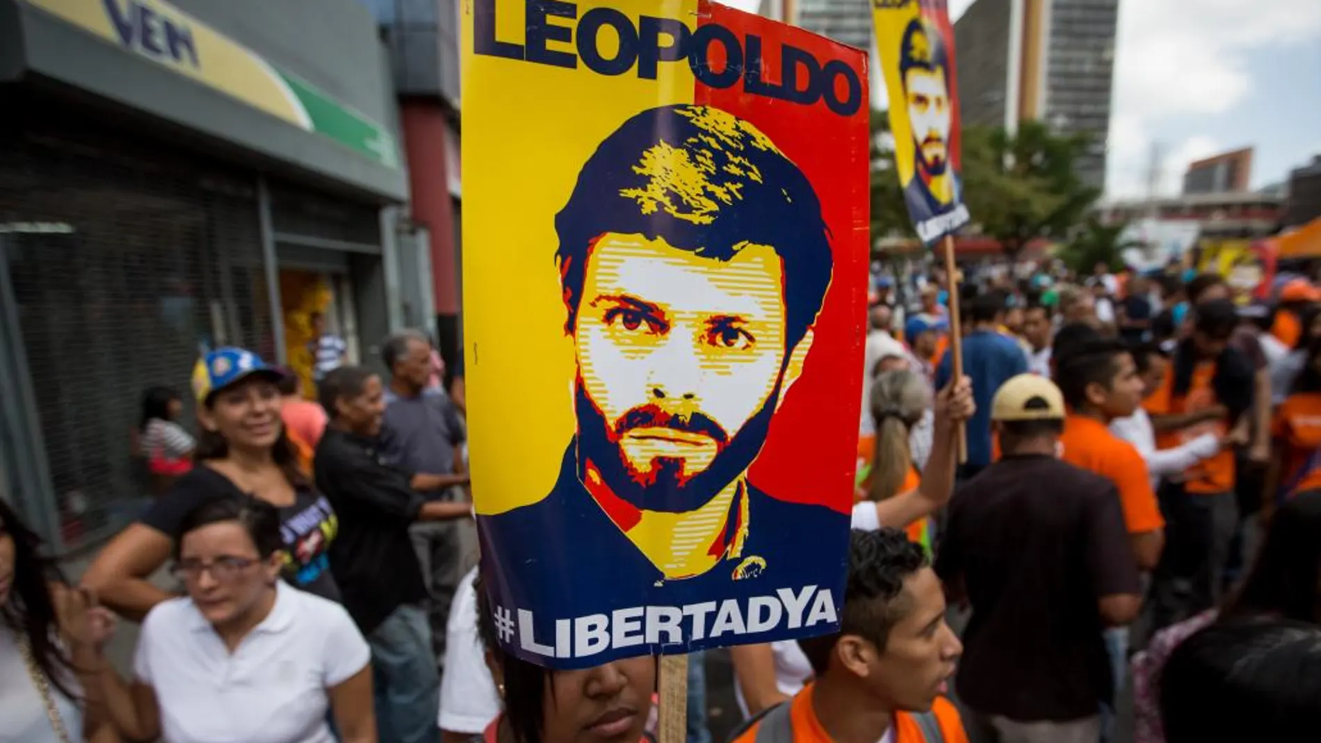 Simpatizantes de Leopoldo López se manifiestan en las afueras del Palacio de Justicia de Caracas (Venezuela).