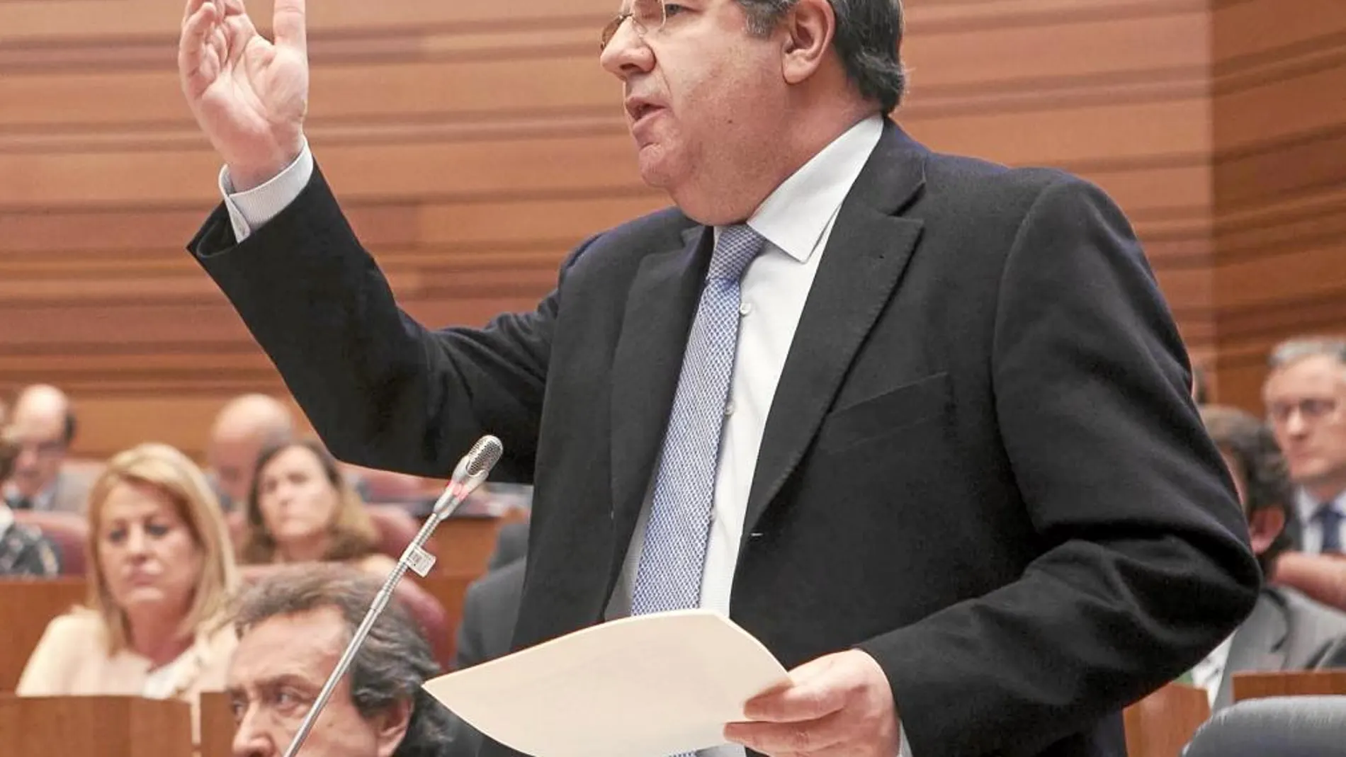 El presidente Juan Vicente Herrera junto al consejero José Antonio De Santiago-Juárez y el grupo del PP