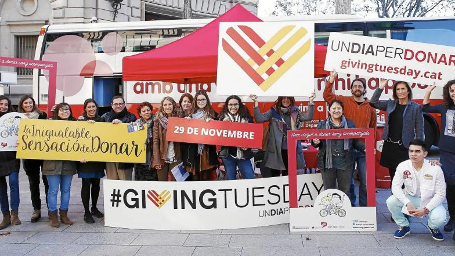 Un autocar para donar sangre participó ayer en el Giving Tuesday un movimiento solidario mundial que se celebra tras las jornadas consumistas del «Black Friday» o Ciber Monday para impulsar donaciones y voluntariado y en el que colaboran unas 300 entidades sociales, 200 de ellas de Cataluña