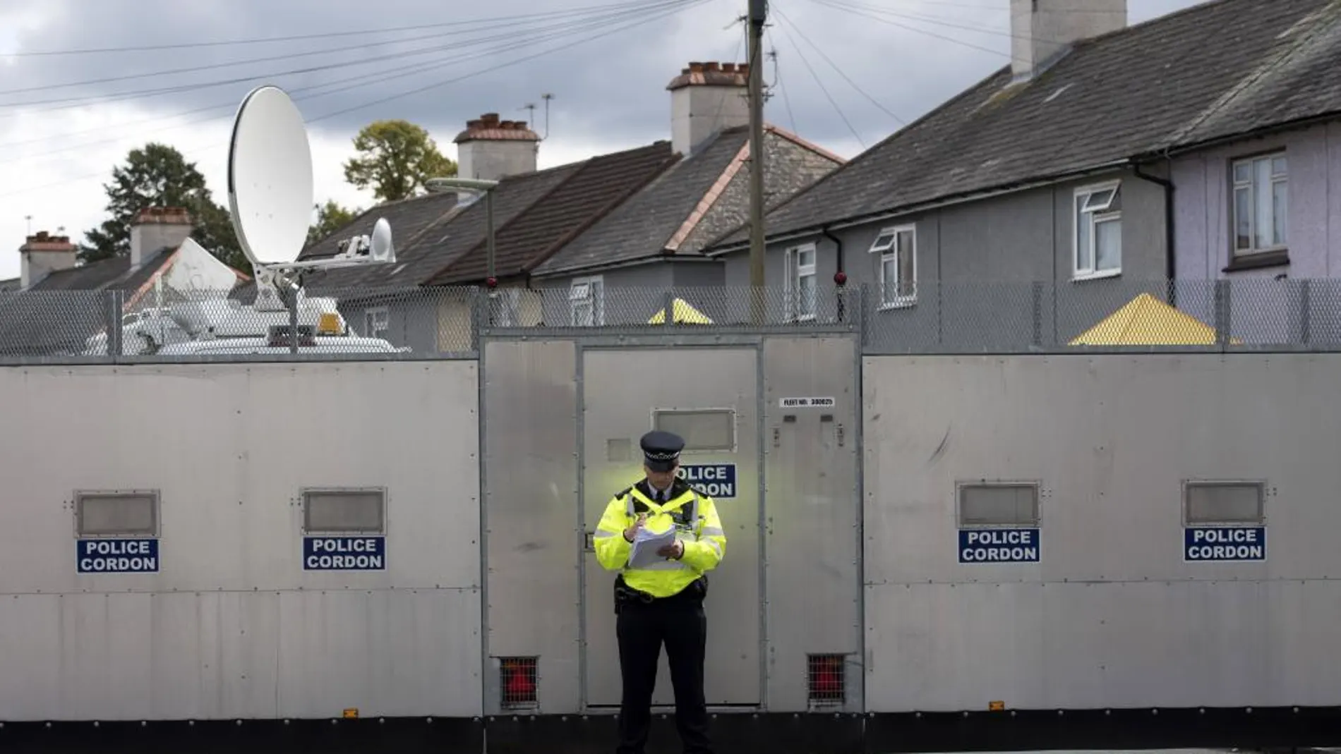 Un oficial de la policía británica permanece junto a una zona acordonada en una dirección en Londres como parte de la investigación sobre el ataque