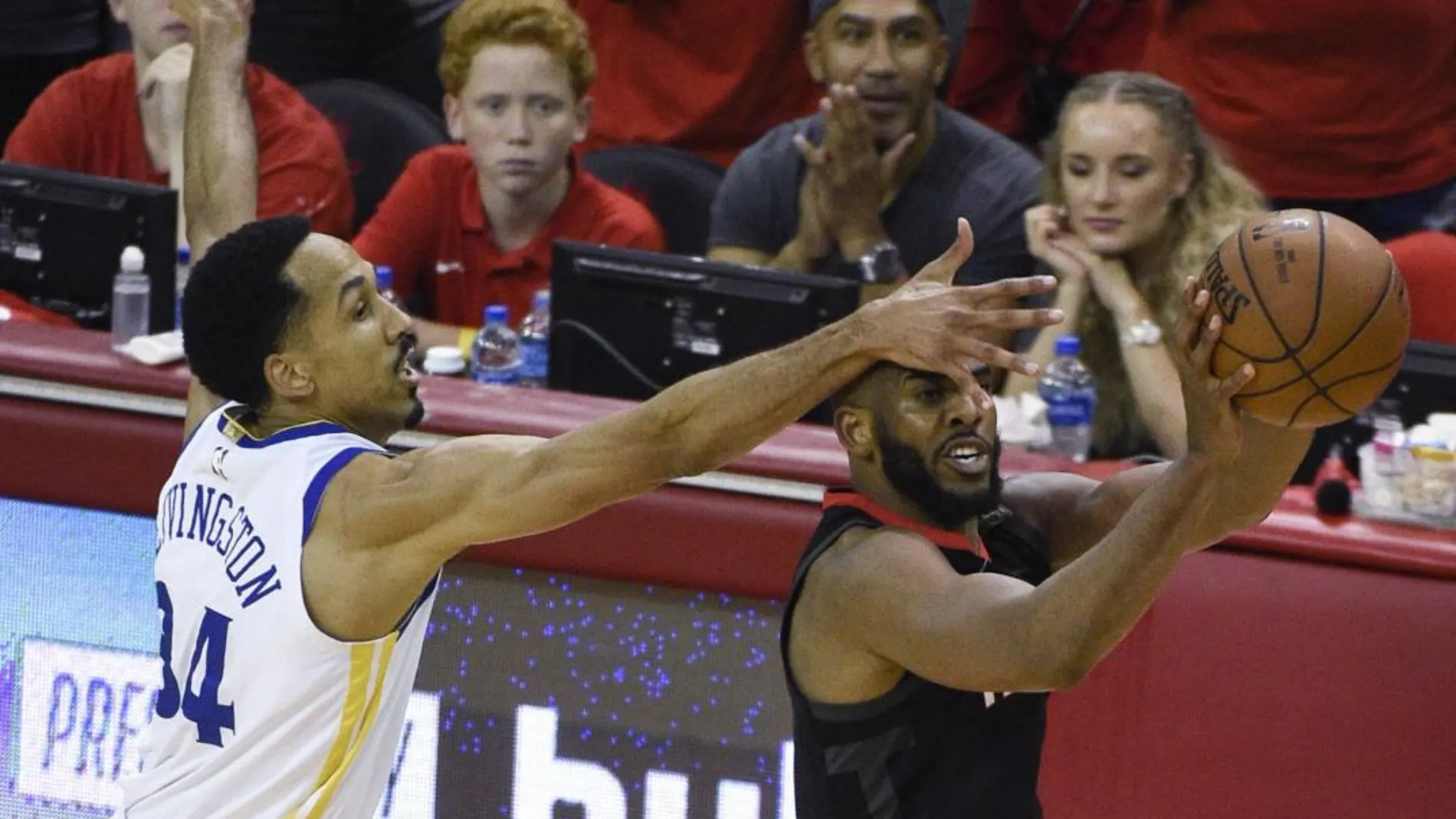 Chris Paul y Shaun Livingston durante un partido/Foto: AP