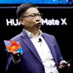 Richard Yu, CEO Huawei Consumer Business Group, durante la presentación del nuevo teléfono plegable Mate X, este domingo en la antesala del Mobile World Congress que se celebra en Barcelona. EFE