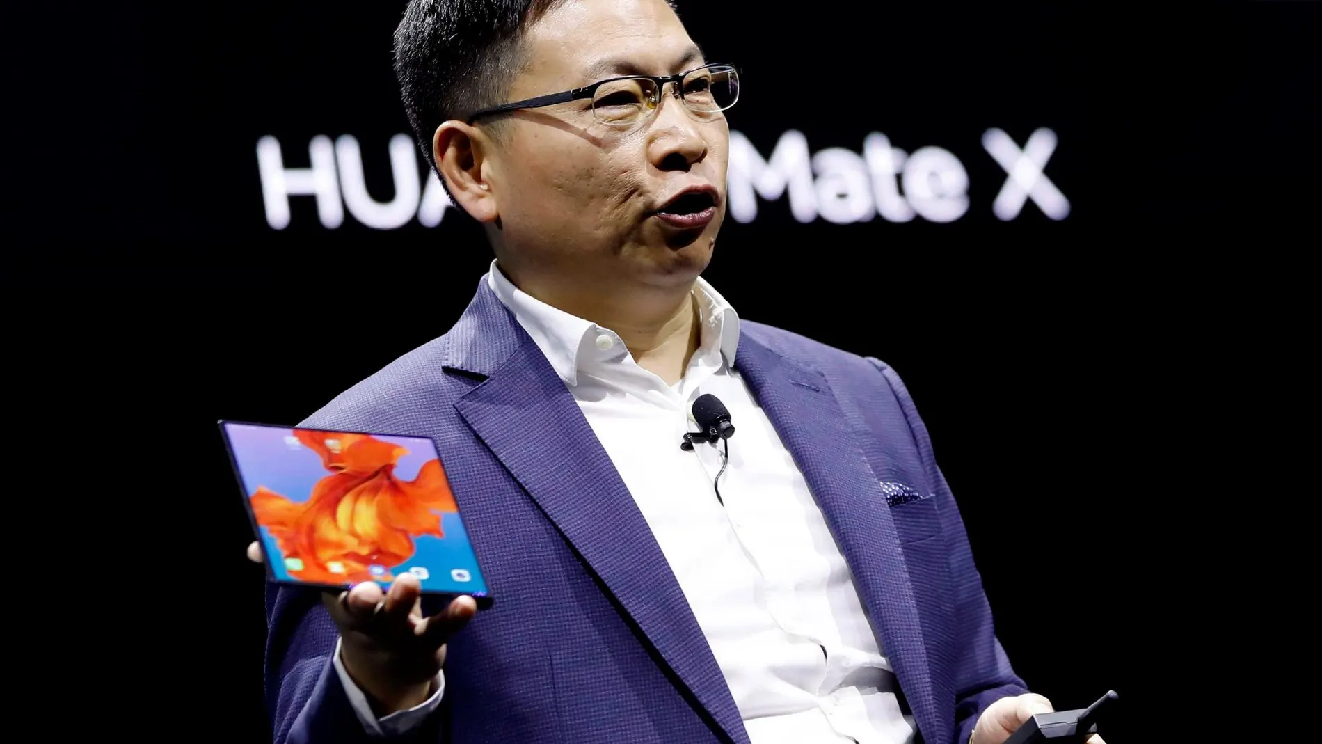 Richard Yu, CEO Huawei Consumer Business Group, durante la presentación del nuevo teléfono plegable Mate X, este domingo en la antesala del Mobile World Congress que se celebra en Barcelona. EFE