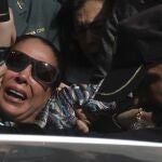 La tonadillera ha tenido que ser ayudada a entrar en su coche