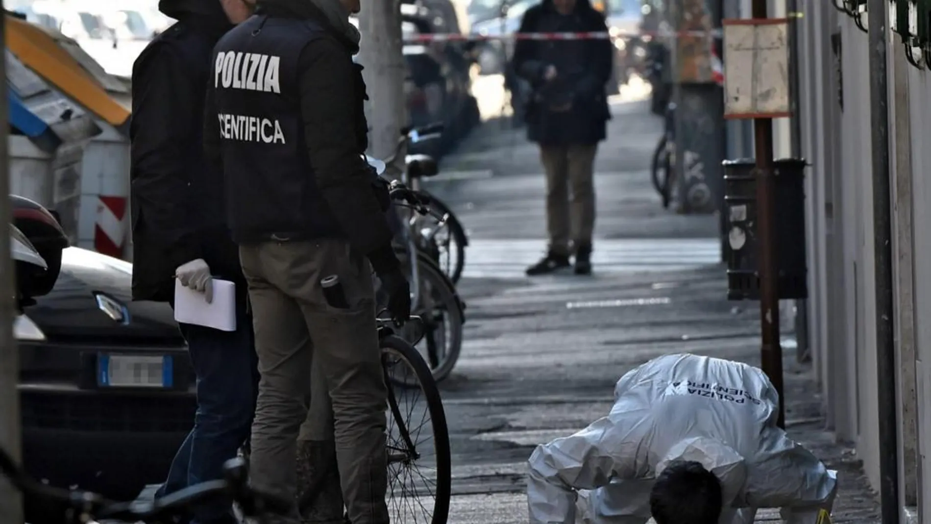 La Policía italiana recopila evidencias en el lugar donde ha explotado un paquete, frente a una librería en Florencia