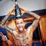 Alves, celebrando el título