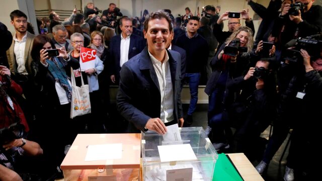 Albert Rivera ha acudido a las 10:00 horas a votar al colegio de Santa Marta de L'Hospitalet de Llobregat (Barcelona)