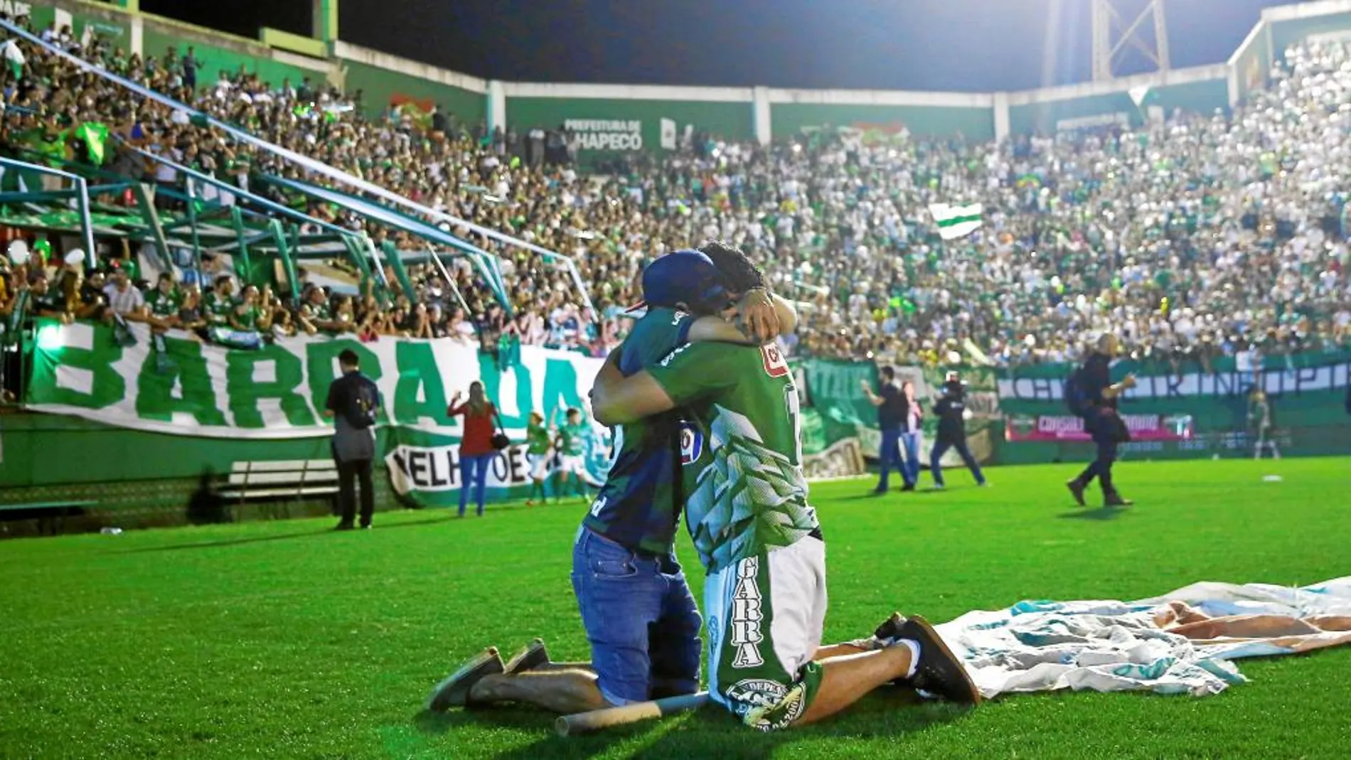 Lágrimas de dolor en Chapecó. A la hora del partido que nunca pudo jugarse, los hinchas del equipo brasileño se concentraron en su estadio