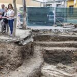 El alcalde de León, Antonio Silván, visita los hallazgos de las catas arqueológicas que se están realizando en la Plaza de San Pelayo