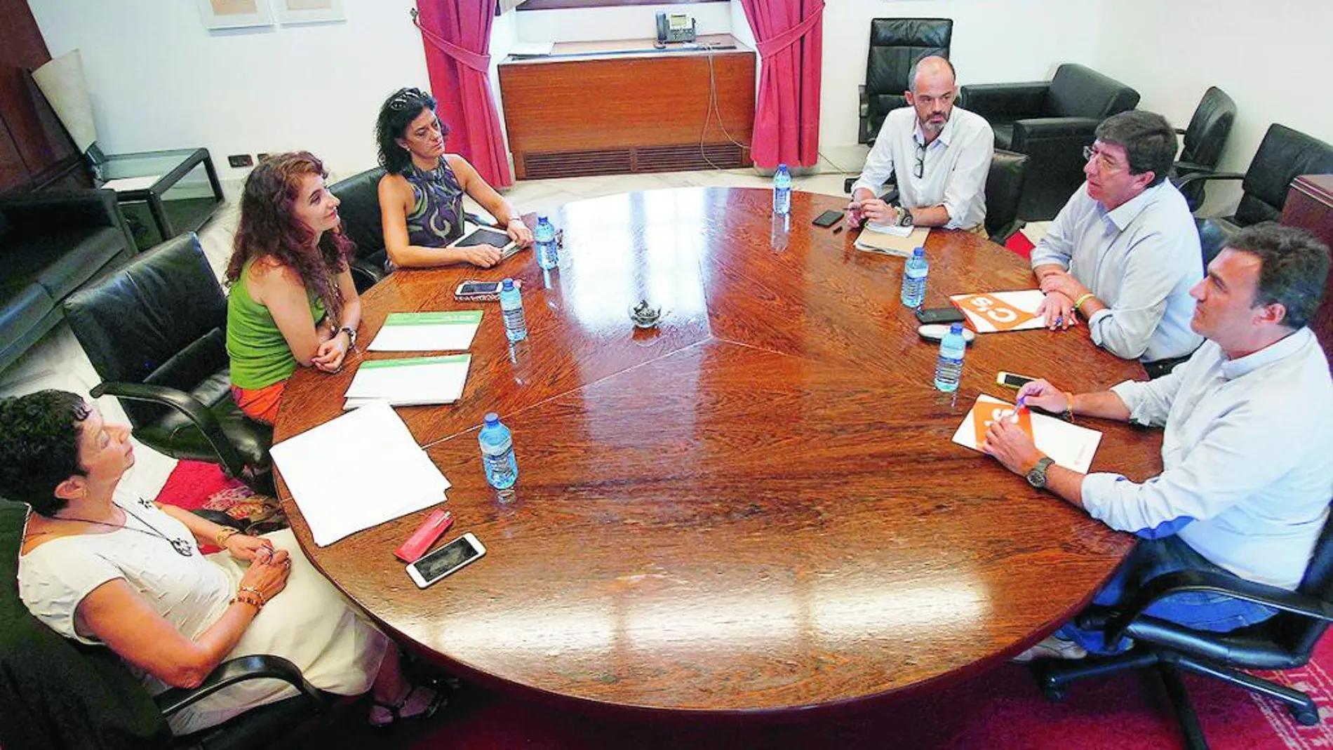 El líder de Ciudadanos en Andalucía, Juan Marín, se reunió ayer con la consejera de Hacienda, María Jesús Montero