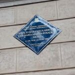 Placa en homenaje a los dos militares asesinados por ETA