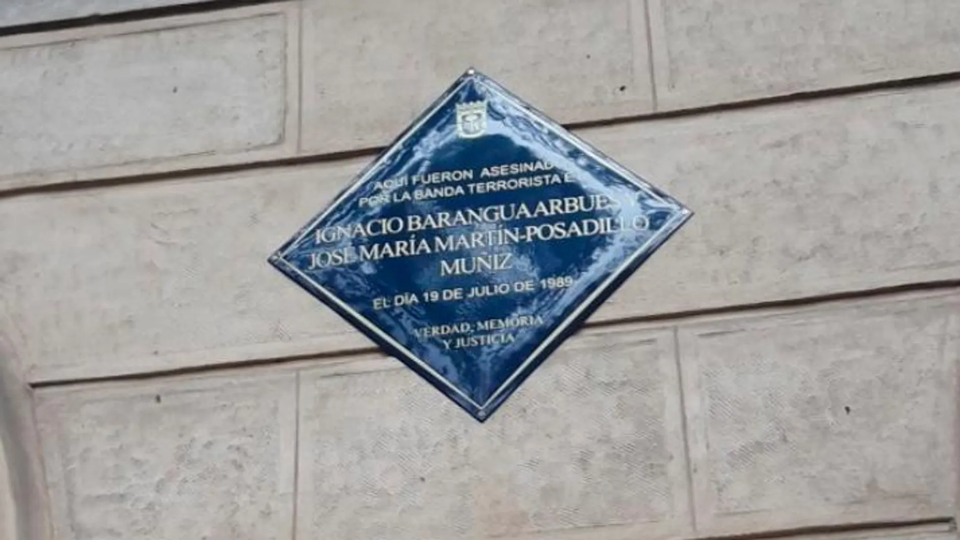 Placa en homenaje a los dos militares asesinados por ETA