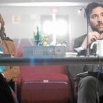 La actriz Rosie Pérez y Josh Radnor, en una secuencia de «Rise»
