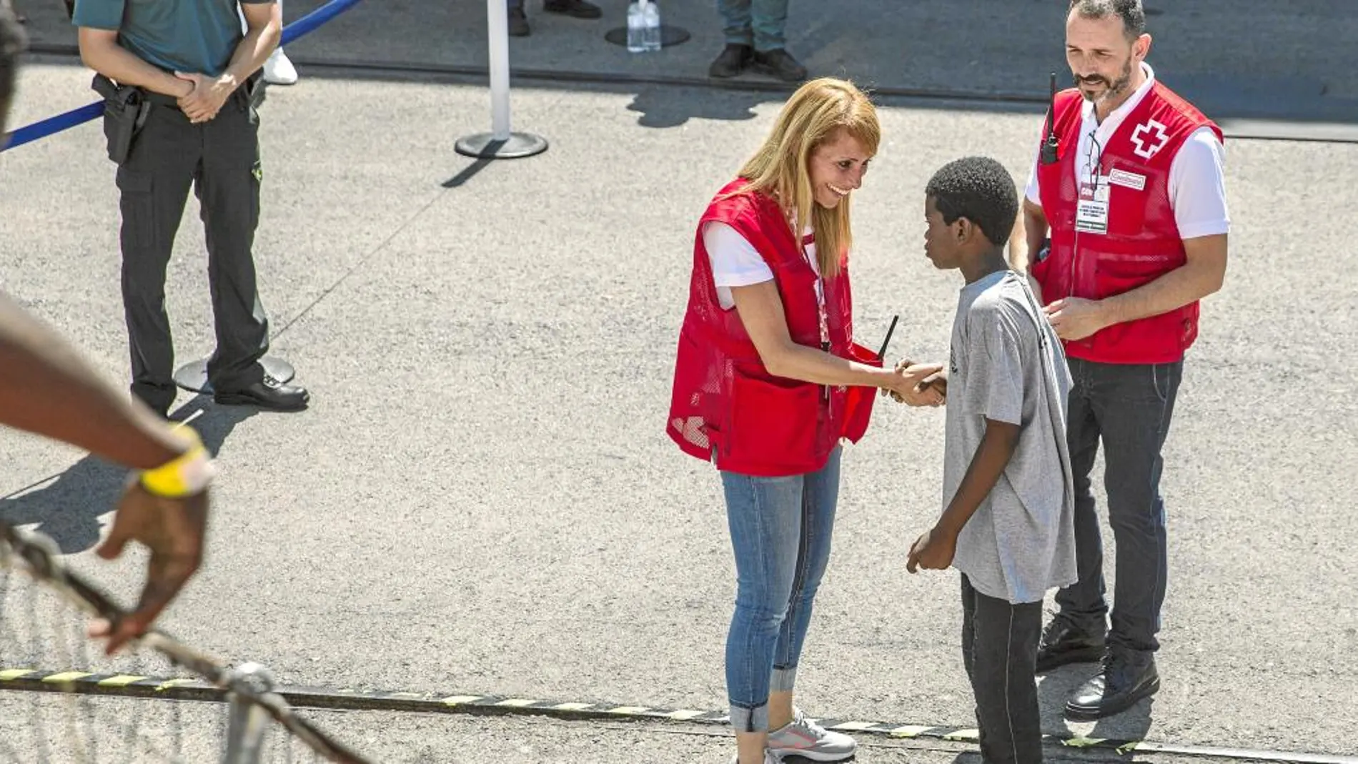 La psicóloga del equipo de la Cruz Roja recibe a Khingsley, uno de los cinco menores que rescató el Open Arms, una de las vías de canalizar el estrés que tienen los niños es jugando. Foto: Olmo Calvo/Ap