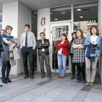 Un grupo de trabajadores de una sucursal de Banco Ceiss para antes de sellarse el acuerdo
