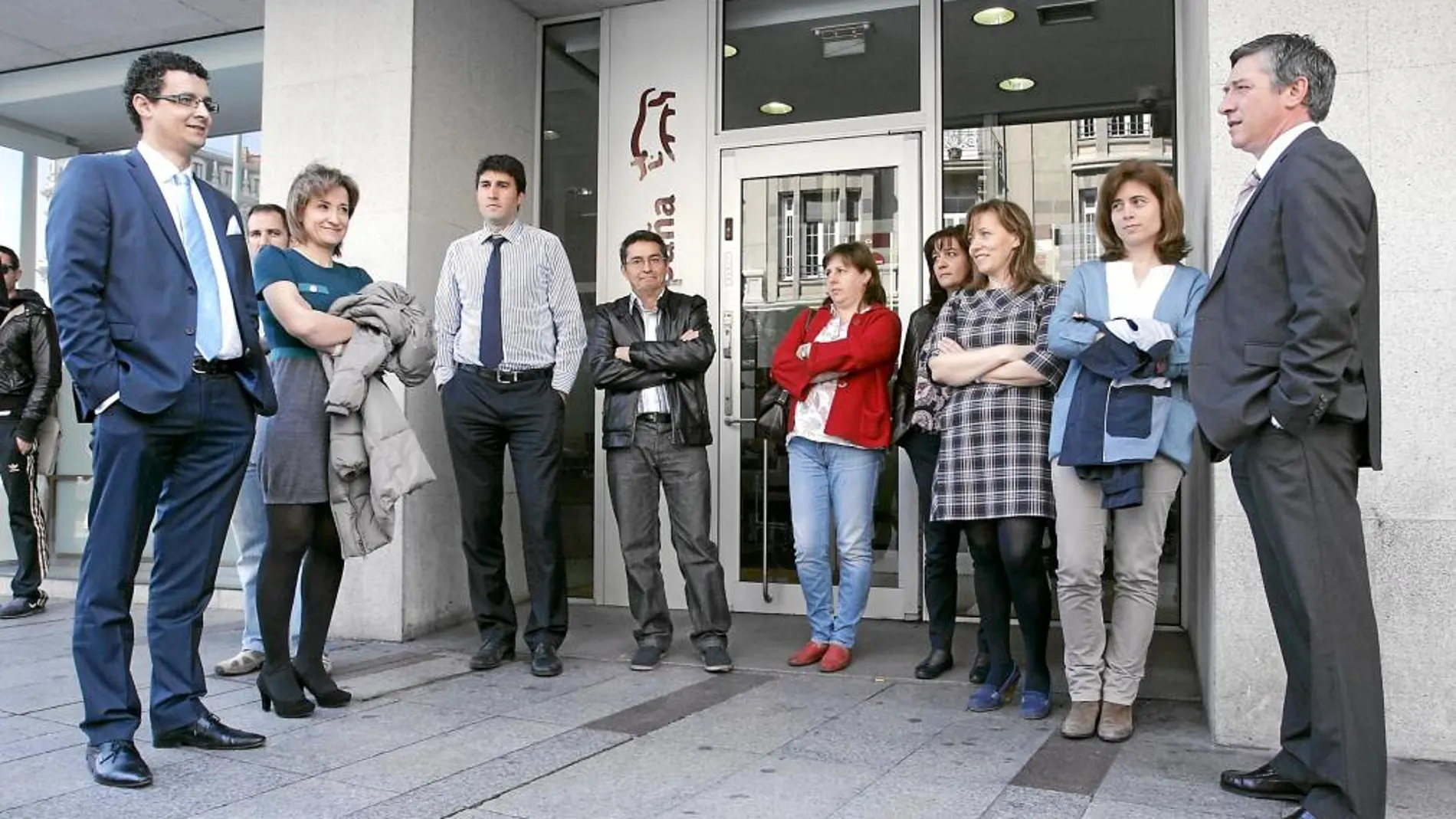 Un grupo de trabajadores de una sucursal de Banco Ceiss para antes de sellarse el acuerdo
