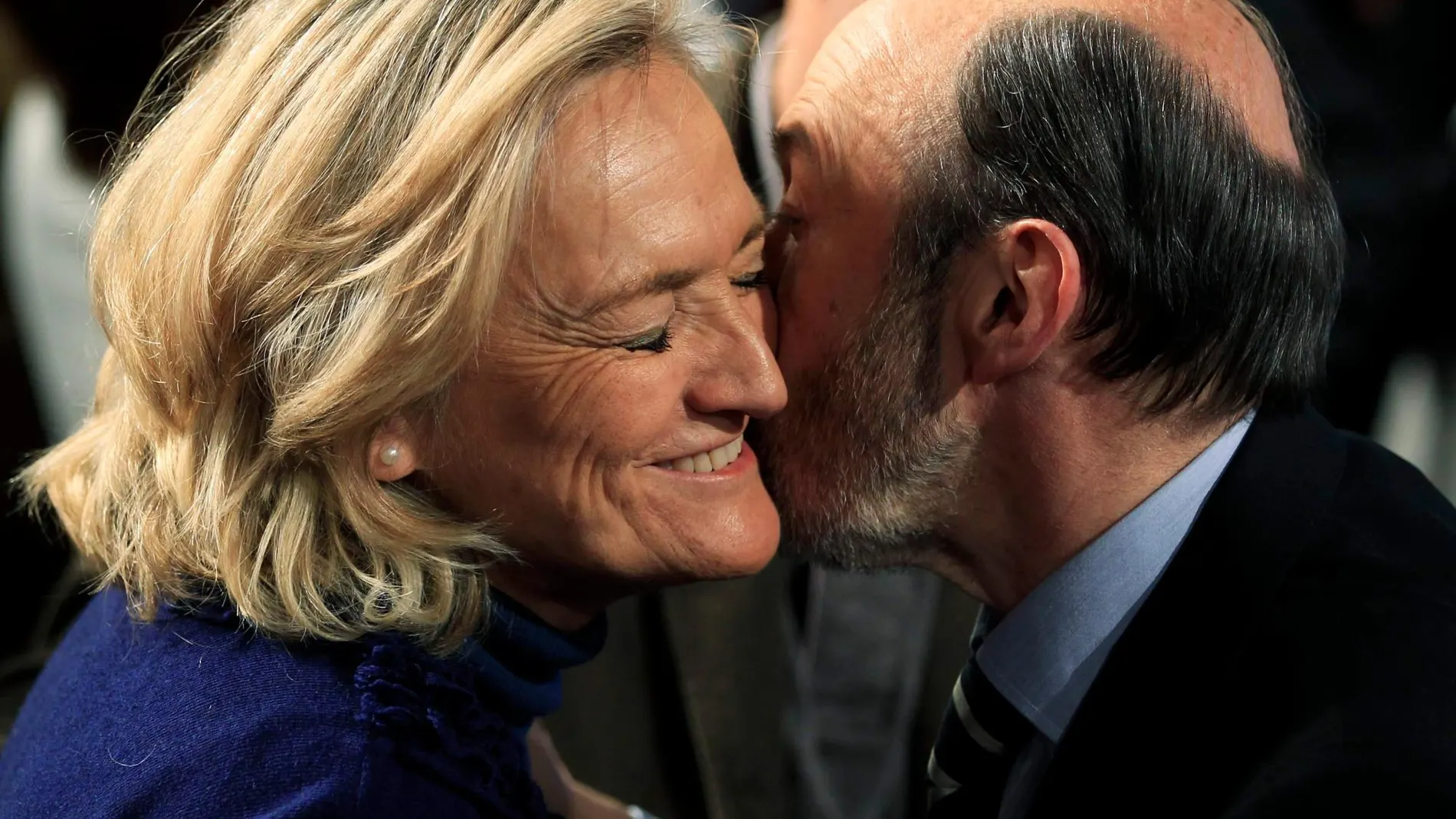 Pérez Rubalcaba besa a su mujer, Pilar Goya, durante el congreso socialista de 2012/Reuters