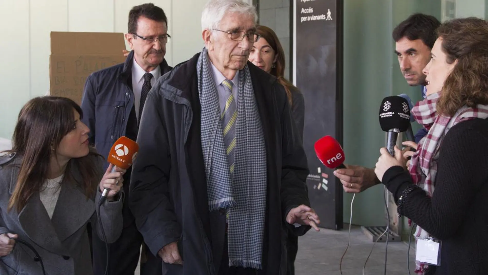 El extesorero de CDC Daniel Osacar (c) a su llegada a la Ciudad de la Justicia de Barcelona el pasado mes de marzo