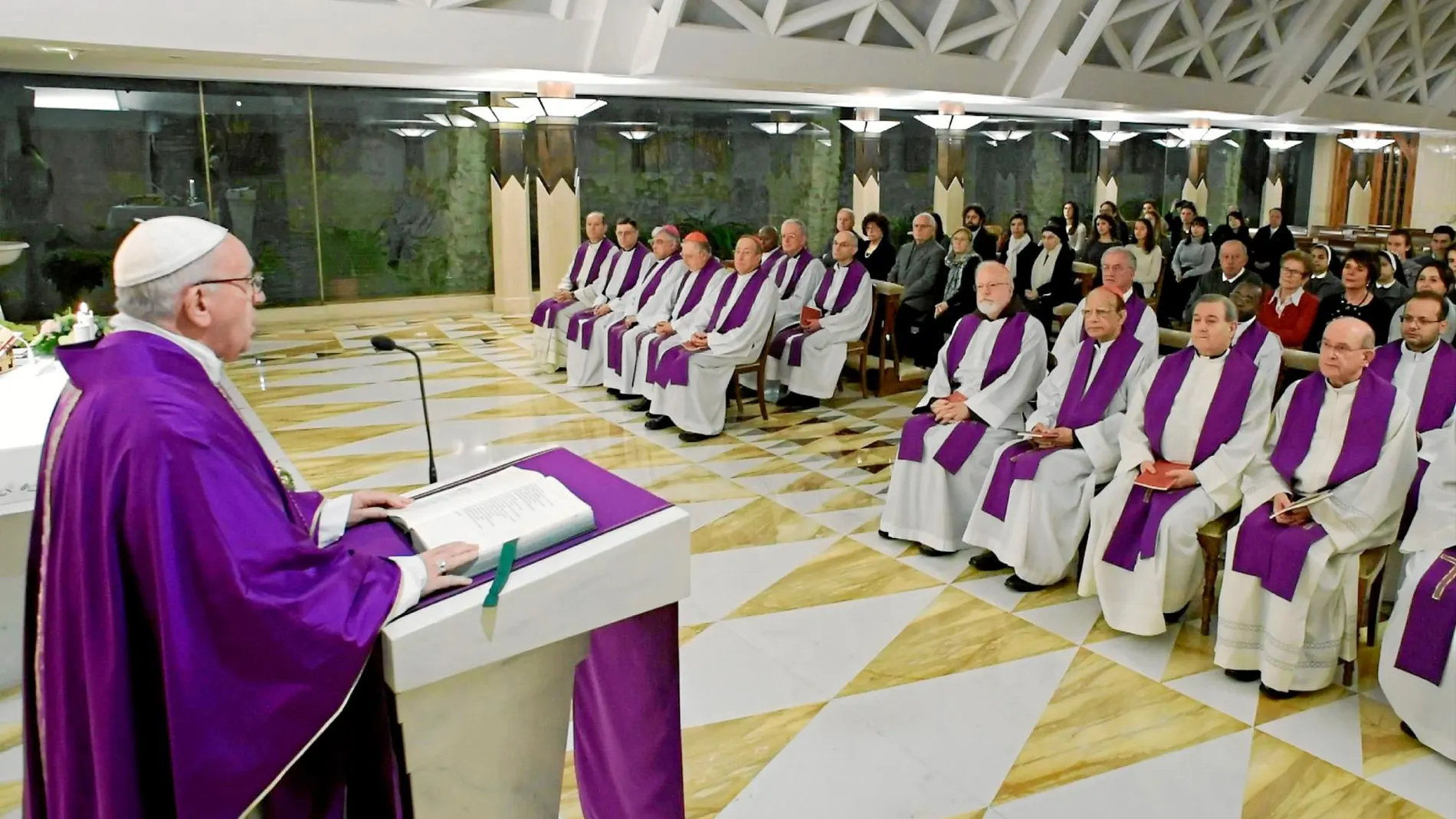 El Papa Francisco, ayer, mientras oficiaba una misa en la Casa Santa Marta