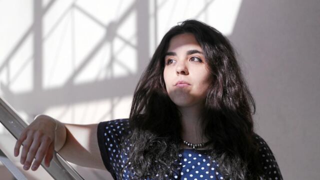 Beatriz Yubero, ayer en la entrada de la redacción de LA RAZÓN. «Entraron en mi casa sin orden de registro y me negaron la presencia de un abogado». «Me preguntaron si tenía contacto con el clérigo Gülen o con sus seguidores», dice Yubero