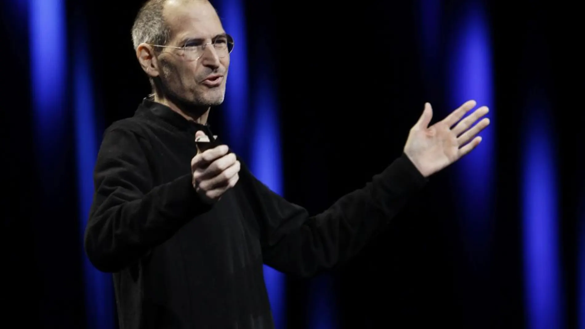 Steve Jobs, con su característico atuendo de jersey de cuello alto y vaqueros, en una presentación de la compañía