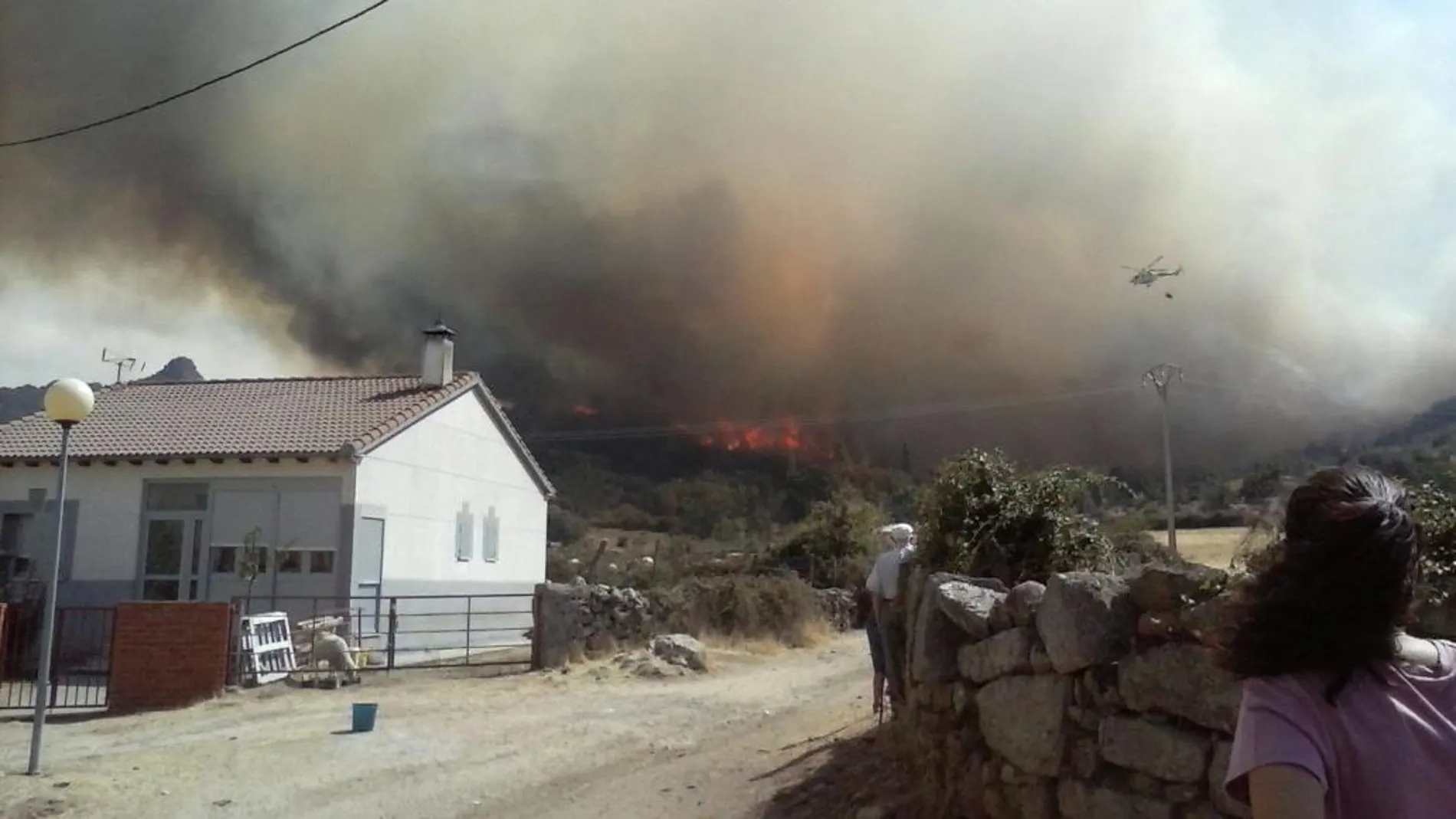 Las llamas amenazan a los habitantes de la localidad abulense de Mediniklla