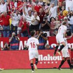 Los jugadores del Sevilla celebran uno de los dos goles anotados al Málaga