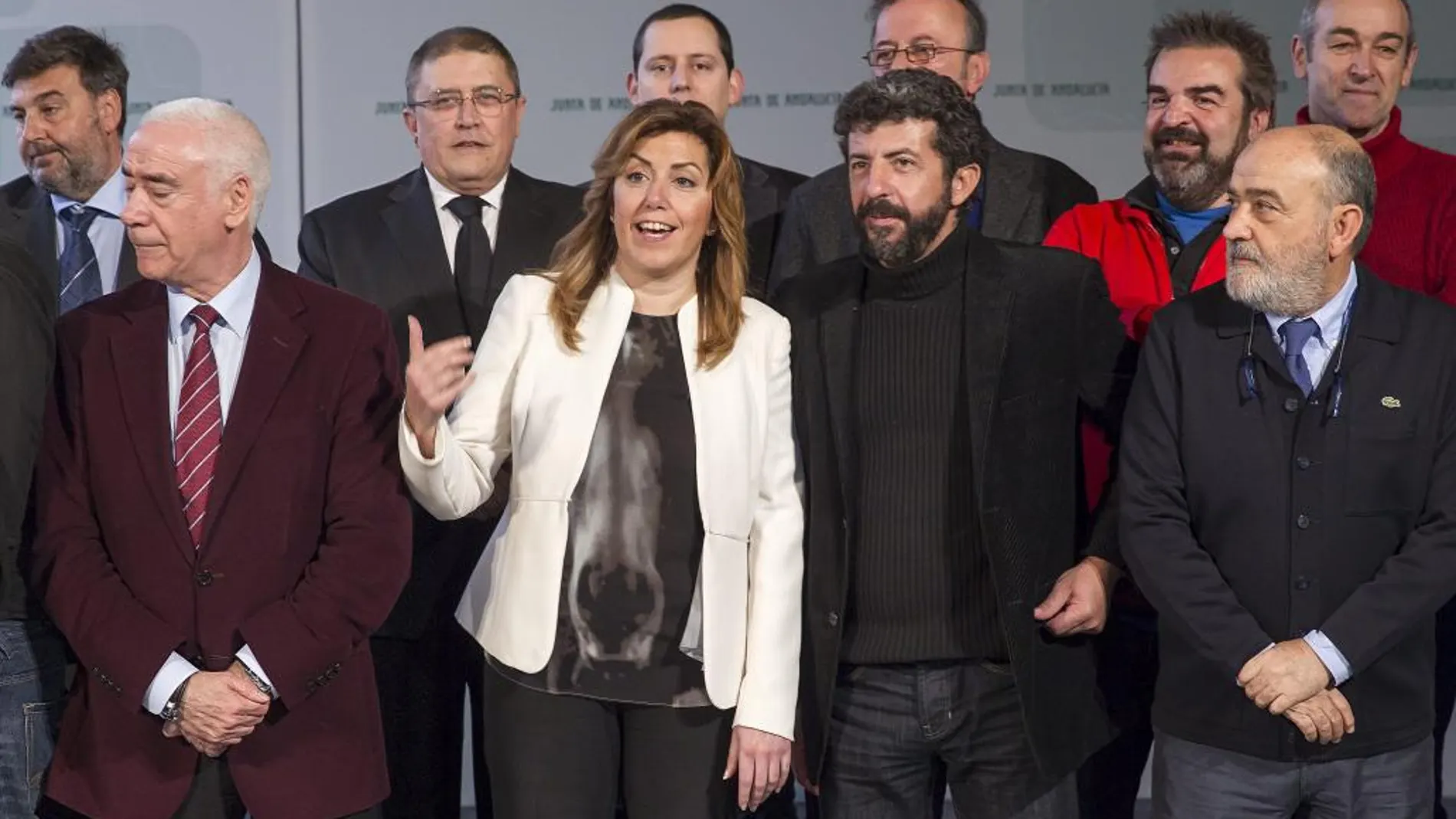 La presidenta de la Junta, Susana Díaz, junto a Luciano Alonso y a representantes del sector del cine en Andalucía