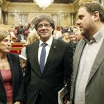 La presidenta del Parlamento catalán, Carme Forcadell, el presidente de la generalitat, Carles Puigdemont (c), y el vicepresidente, Oriol Junqueras (d).