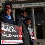 Víctimas de abusos sexuales se concentran en el Congreso de los Diputados | Efe