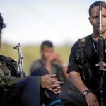 Guerrilleras de las FARC escuchan a su comandante en Antioquia