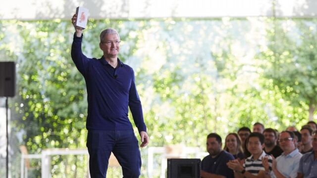 Tim Cook muestra ante un grupo de empleados el IPhone número 1.000 millones, comprado por uno de sus trabajadores