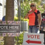 Votantes llegan para ejercer su derecho a voto en el centro comunitario Robert Guevara en Kissimmee, en Florida