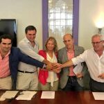 Ángeles Muñoz, junto a los representantes de Opción Sampedreña, ayer