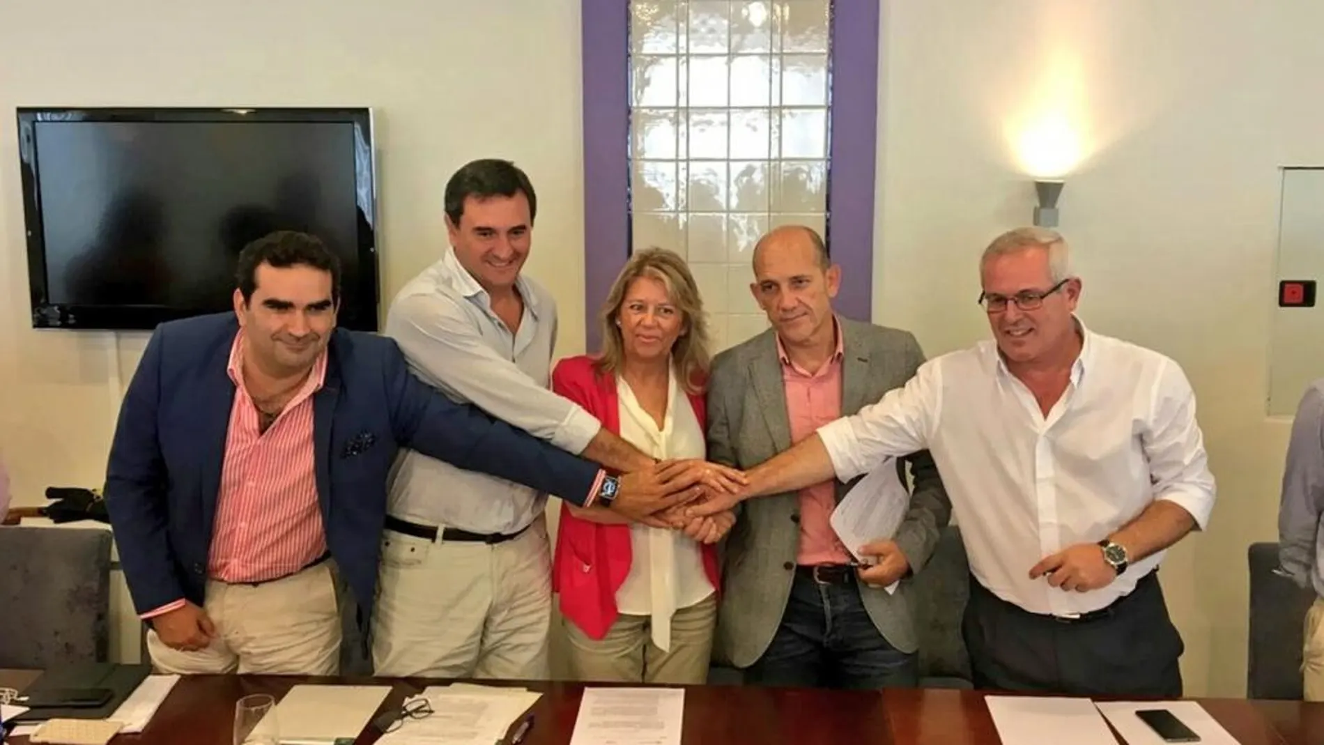 Ángeles Muñoz, junto a los representantes de Opción Sampedreña, ayer