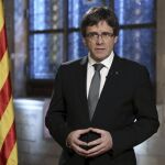 Fotografía facilitada por la Generalitat de Cataluña de su presidente, Carles Puigdemont, durante el mensaje institucional a los ciudadanos con motivo del Fin de Año.