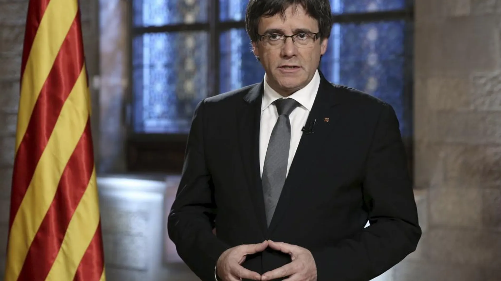 Fotografía facilitada por la Generalitat de Cataluña de su presidente, Carles Puigdemont, durante el mensaje institucional a los ciudadanos con motivo del Fin de Año.
