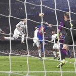 Sergio Ramos, de cabeza y en el minuto 90, marcó el tanto del empate del Real Madrid en el Camp Nou