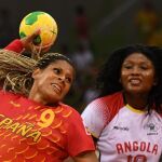 Marta Mangue durante el partido en una acción ante la jugadora angoleña, Albertina Cruz Kassoma