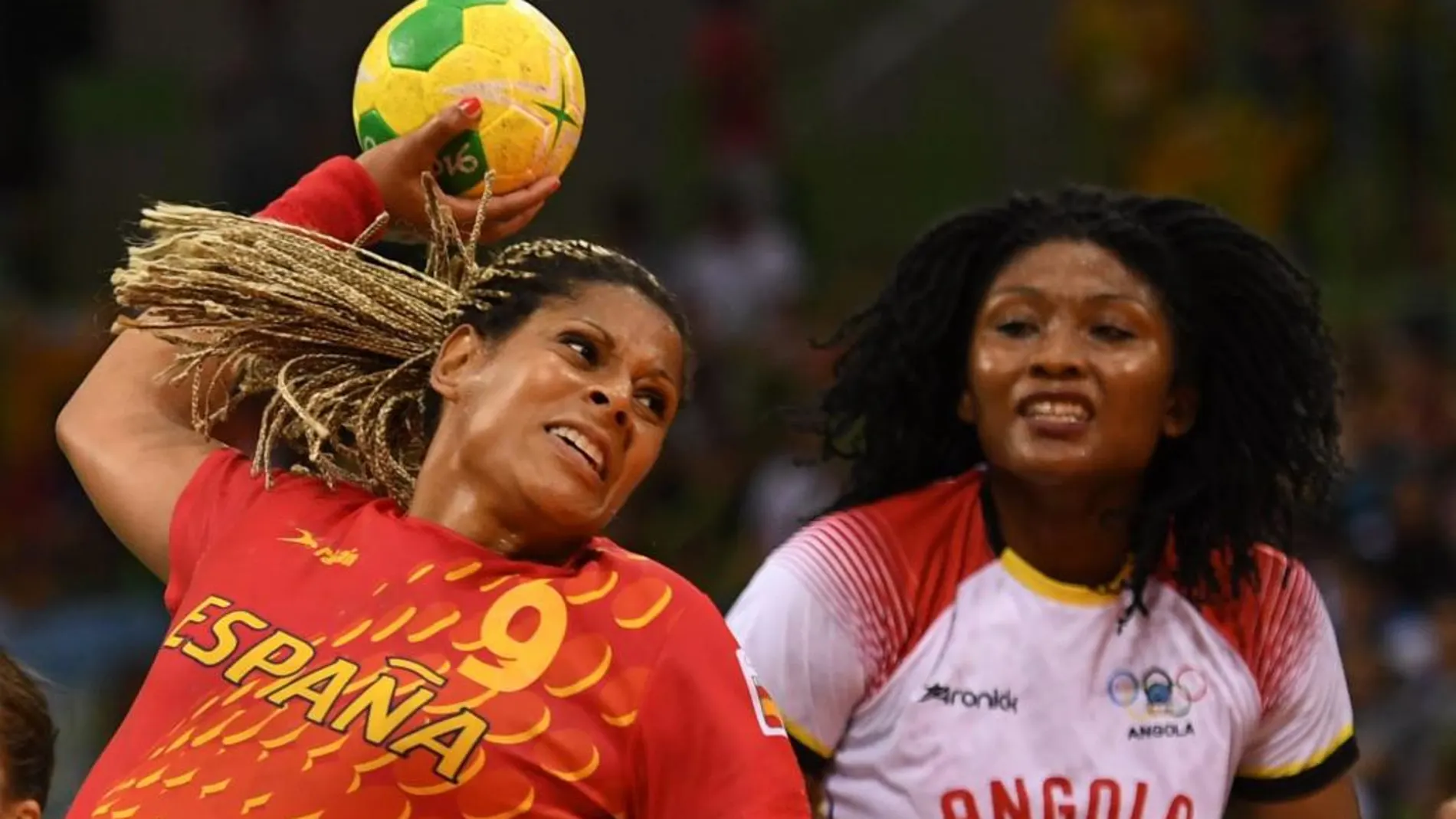 Marta Mangue durante el partido en una acción ante la jugadora angoleña, Albertina Cruz Kassoma