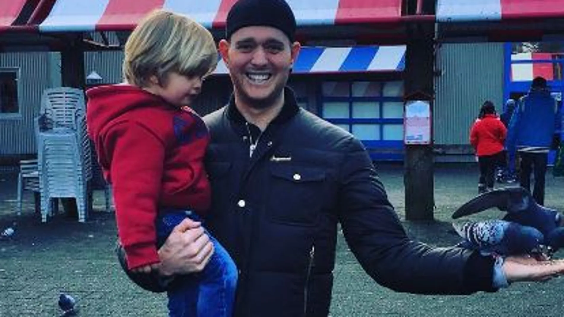 El cantante con su hijo en una foto de su perfil de Instagram
