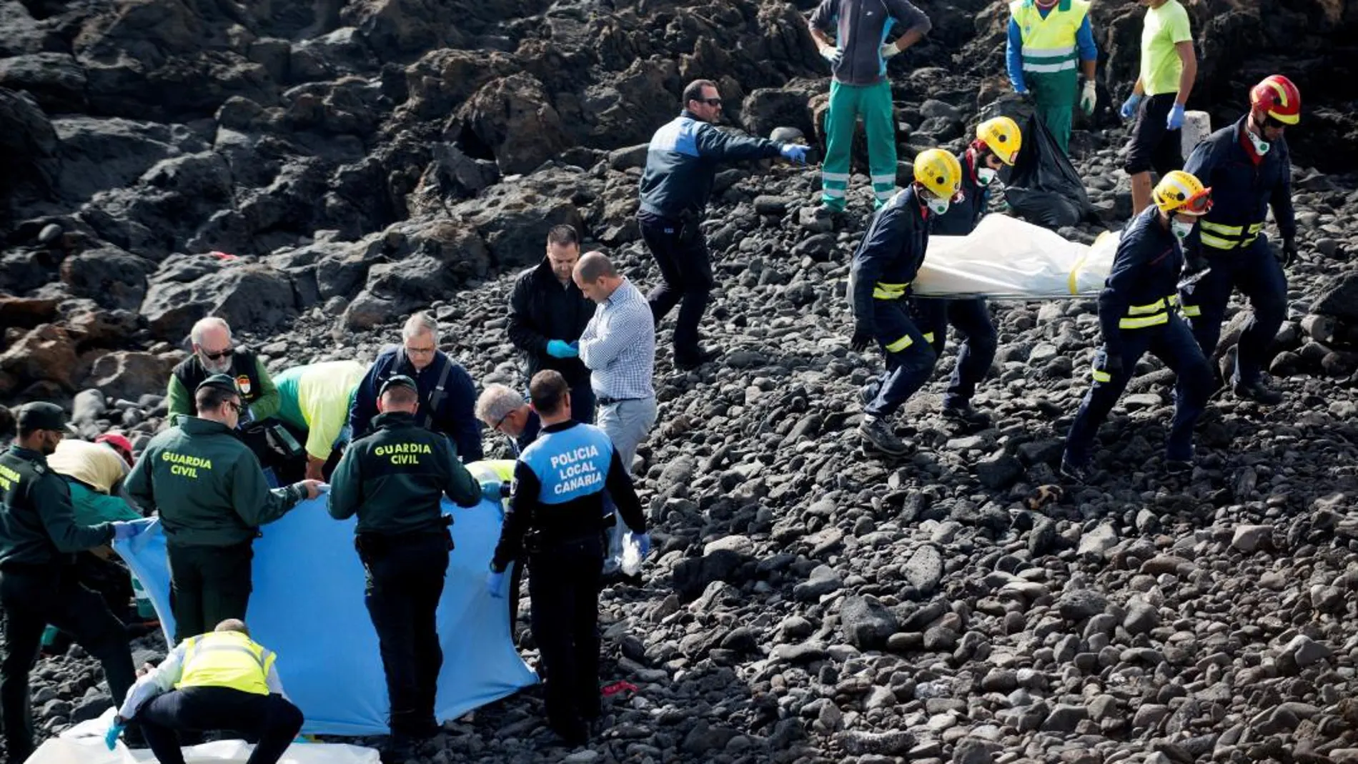 Efectivos policiales en la playa Bastián de Costa Teguise, donde seis inmigrantes magrebíes han fallecido